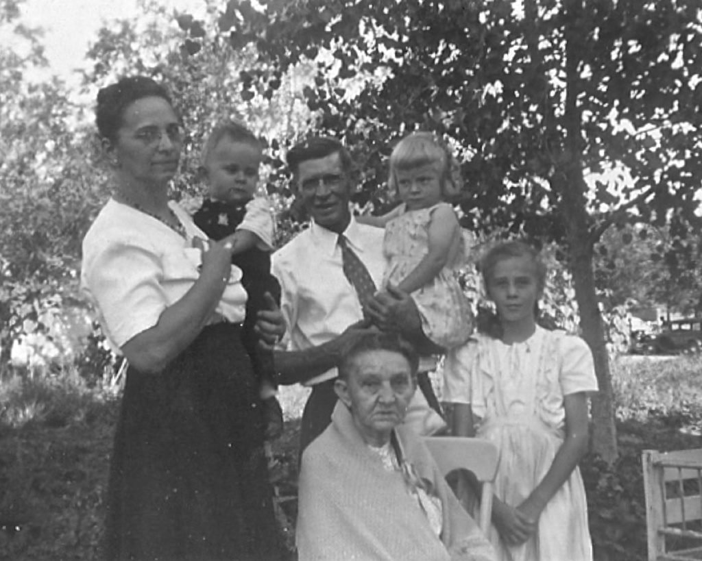 1940s GrBlevens GreatGrBlevens, Marci Tim Lydella.jpg